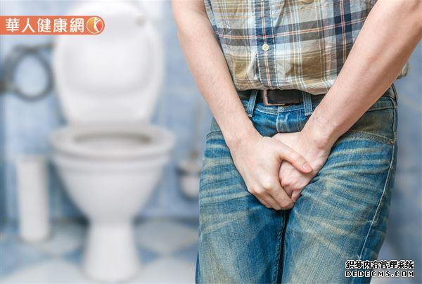 血尿不痛？警惕是癌症现踪征兆！家住台中的66岁林先平生常饮食平淡，偏偏就爱吞云吐雾，烟龄长达20年，日前却溘然呈现血尿题目，本因毫无痛感而不觉得意。（图片仅为表示）